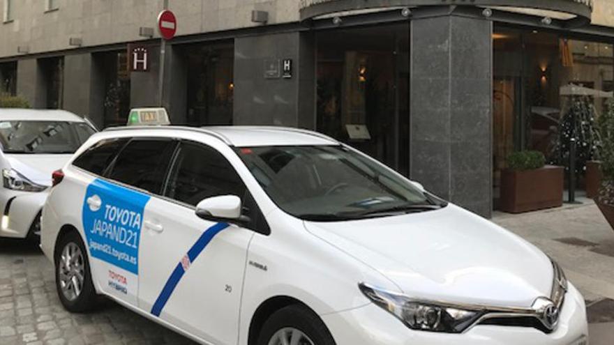 Dos taxis davant un hotel de la ciutat de GIrona