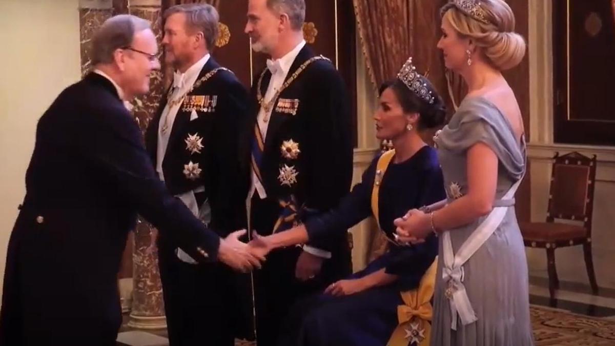 La reina Letizia sentada en el besamanos previo a la cena de gala ofrecida por los reyes de los Países Bajos en el Palacio Real