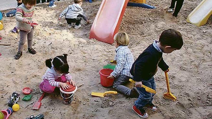 Niños jugando en una ´escoleta´.