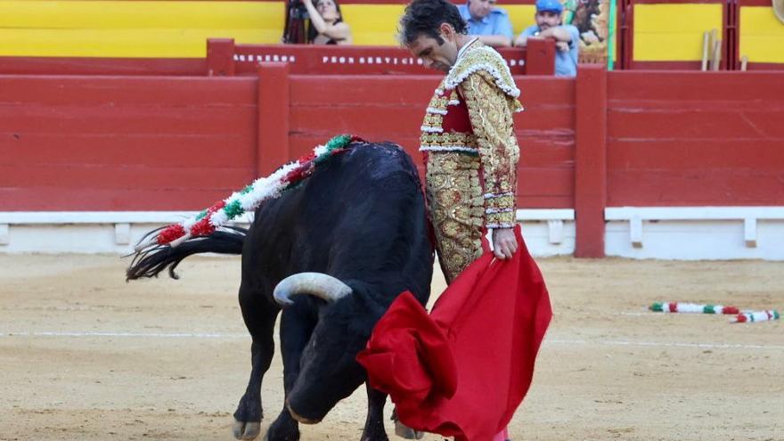 El tercer toro voltea y zarandea a José Tomás en la Plaza de Toros de Alicante