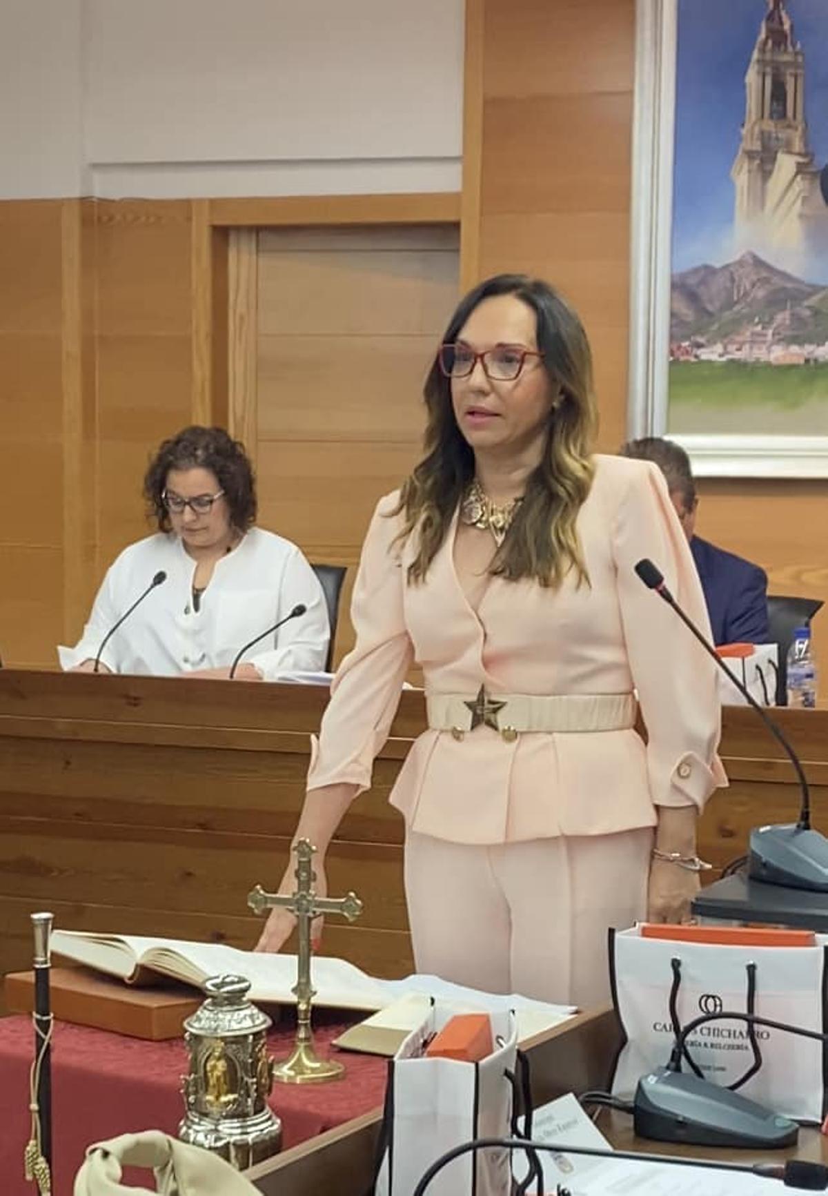 Toma de posesión de Susana Sorribes como concejala del PP en Nules, en el 2023.