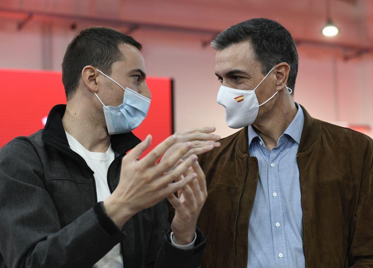 El secretario general del PSOE y presidente del Gobierno, Pedro Sánchez, junto al líder del partido en Madrid, Juan Lobato.
