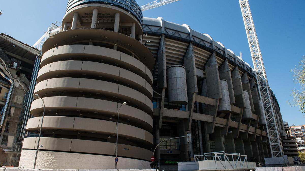 Archivo - Fachada del Estadio Santiago Bernabéu.