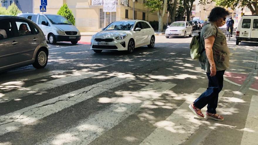 Una vianant creua la carretera a l&#039;avinguda Mare de Déu del Claustre