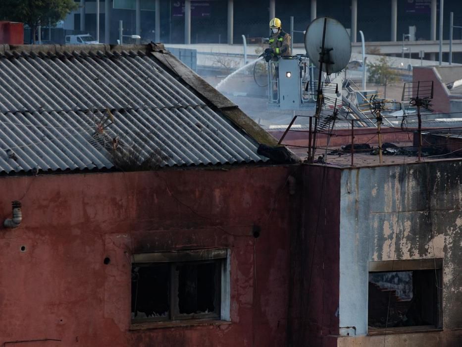 Incendi a una nau abandonada de Badalona