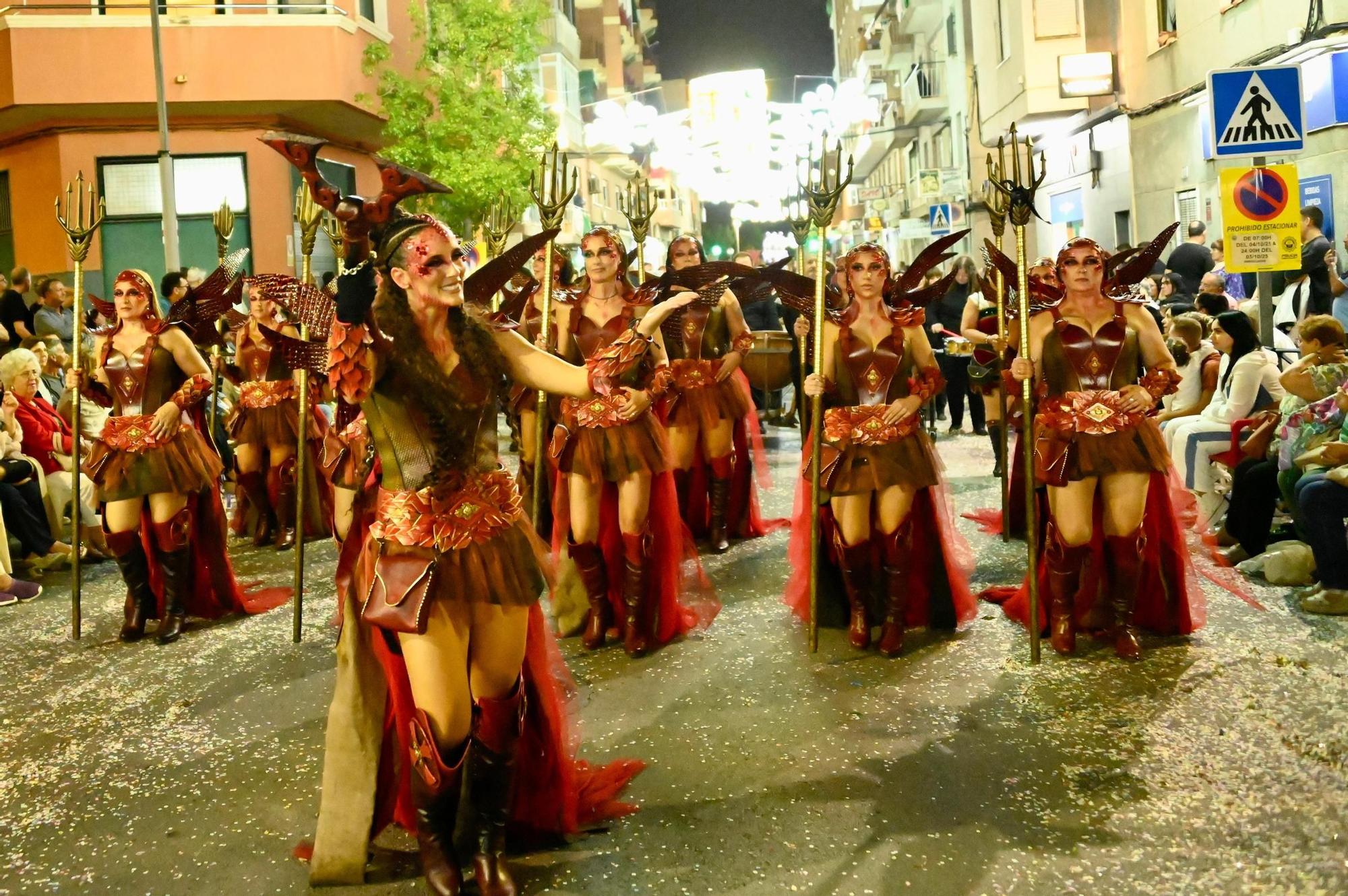 Dragones de San Jorge corona una Entrada Cristiana en Crevillent con un boato de 1.300 participantes