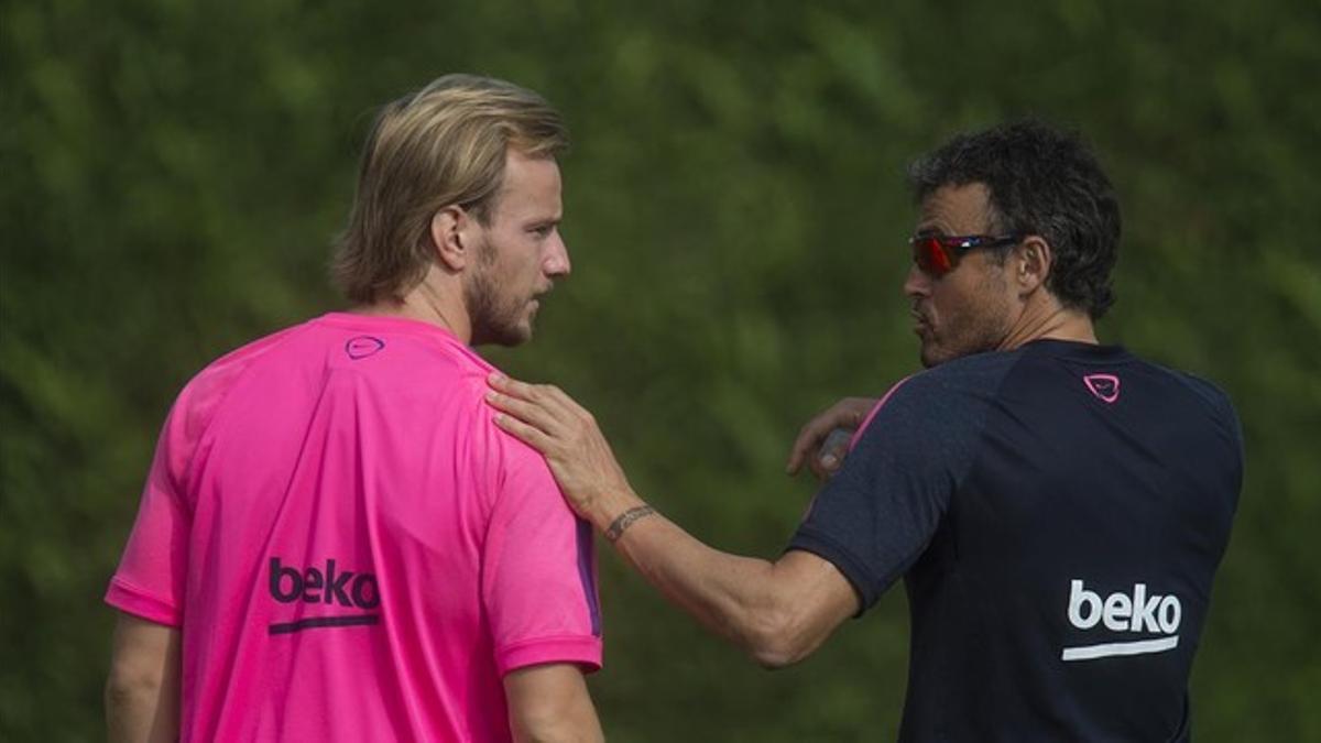 Luis Enrique da instrucciones a Rakitic en la ciudad deportiva.