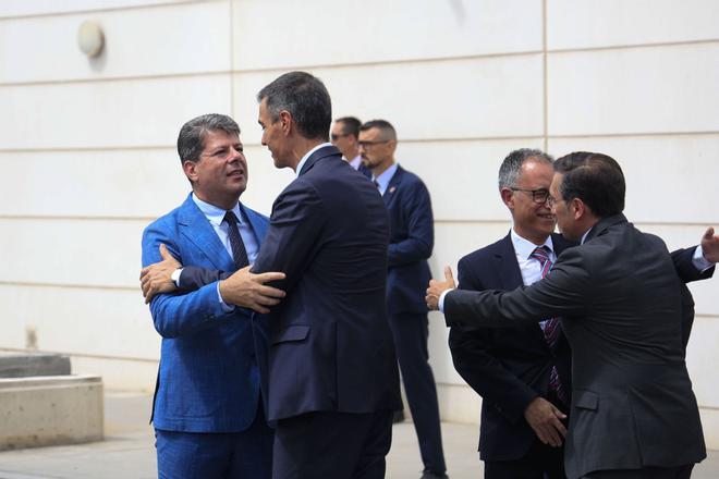 Un 'runner' por la frontera y un presidente de España que no pisa Gibraltar pero que abraza a su líder: "Estamos haciendo historia de la buena"