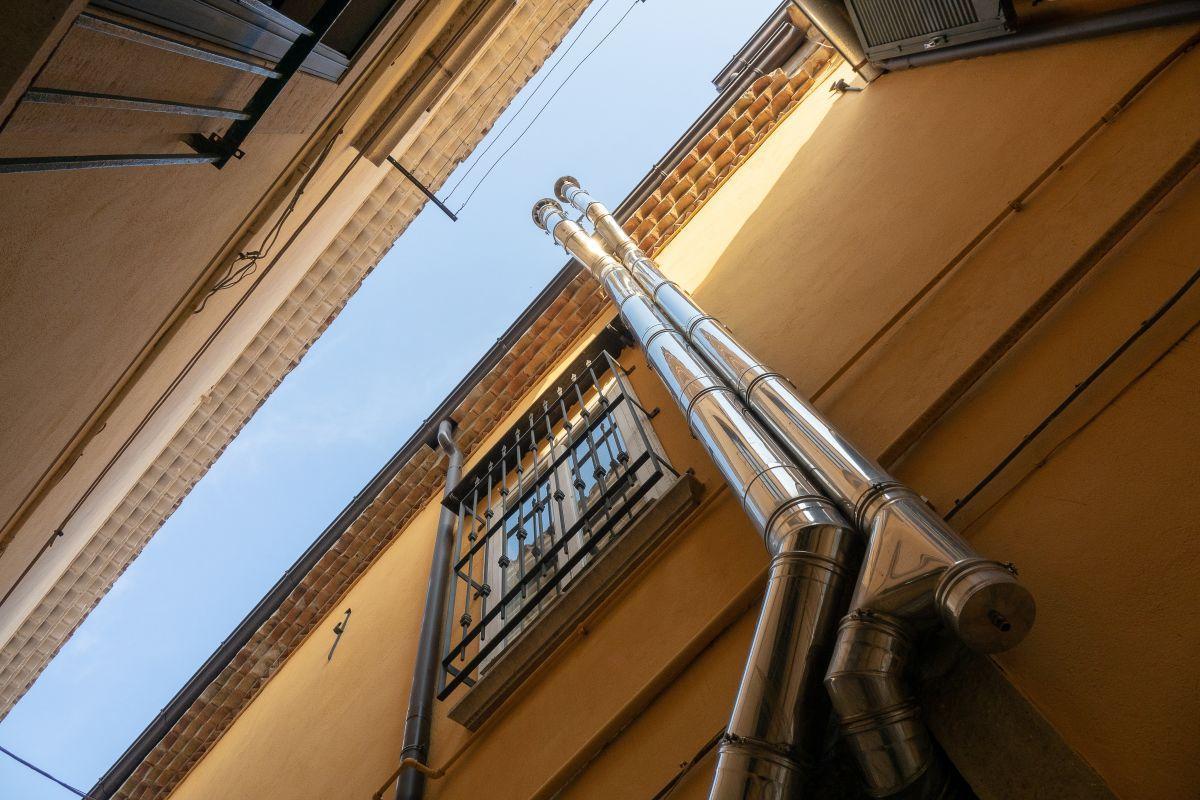 Salidas de humos en la cubierta de un edificio.