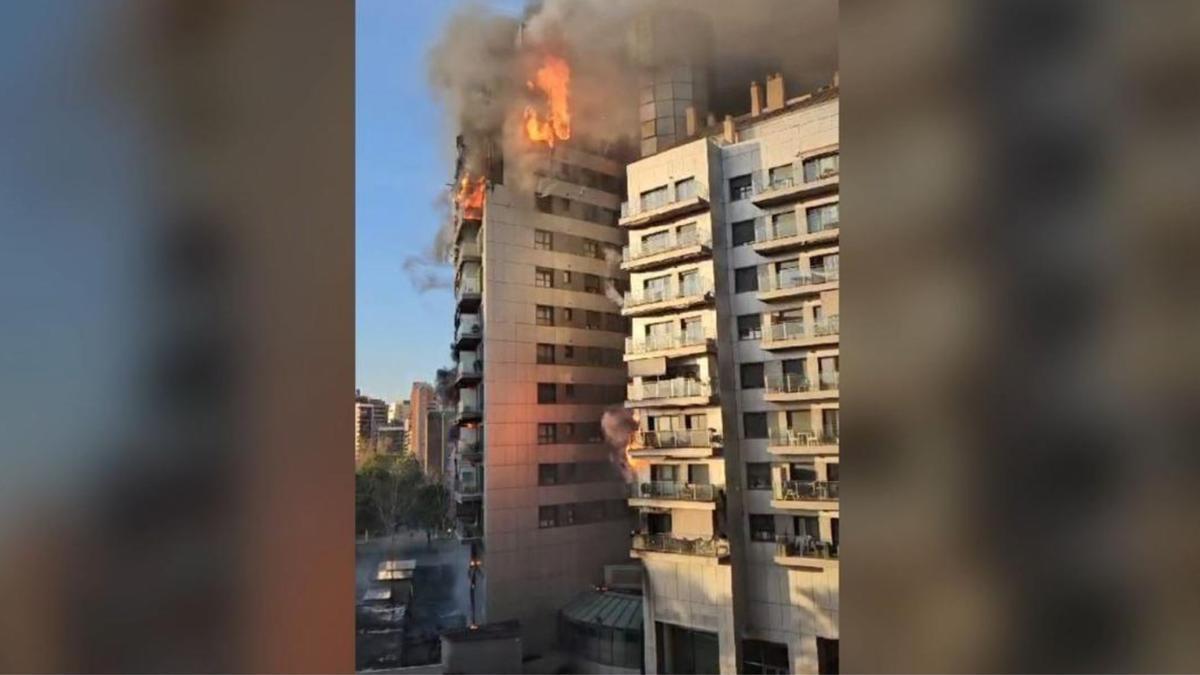 Nuevos vídeos demuestran cómo el fuego del inendio de Valencia pasó de una torre a otra.