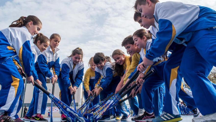 Alunmnos del Colegio Marni de Valencia jugando al hockey.