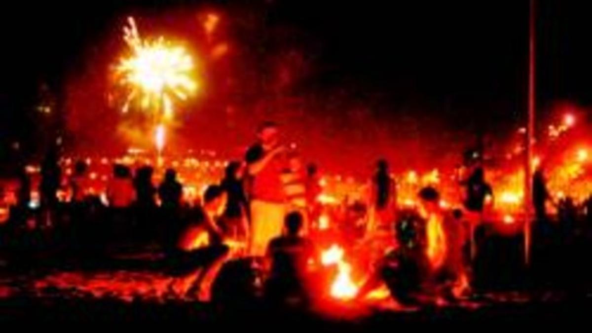Hogueras y fuegos artificiales, en la noche de Sant Joan, una de las fiestas más multitudinarias del año.