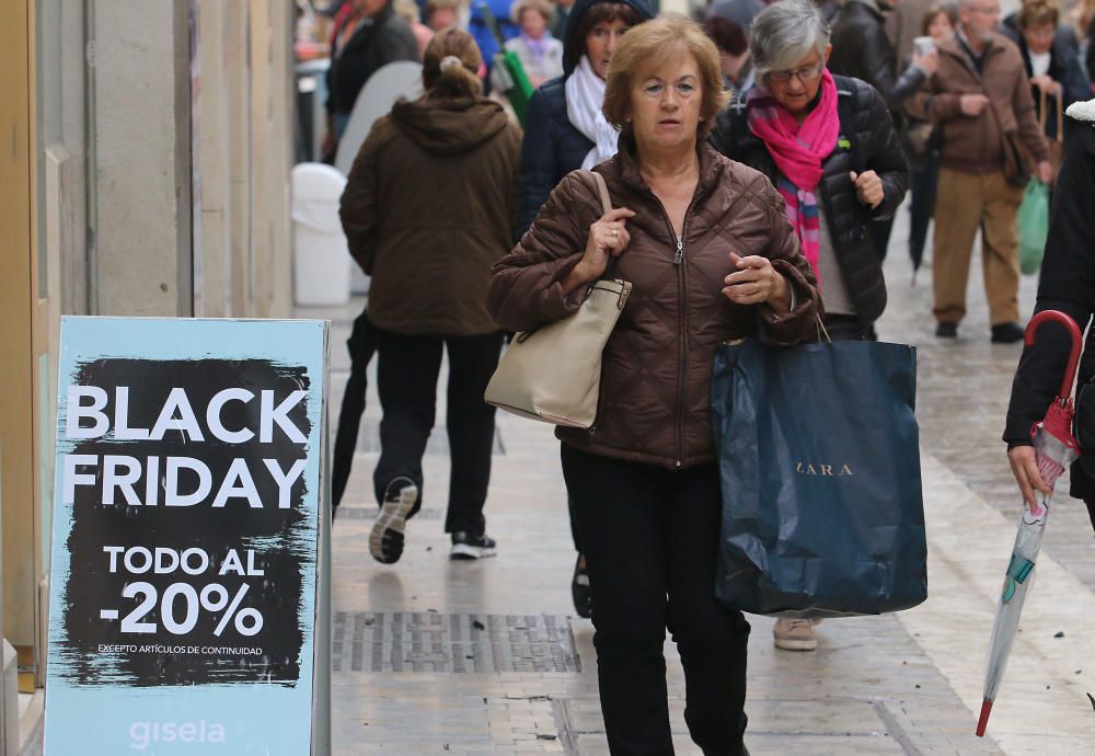 Mucha actividad en los comercios de Málaga en el primer día de compras con descuentos extraordinarios