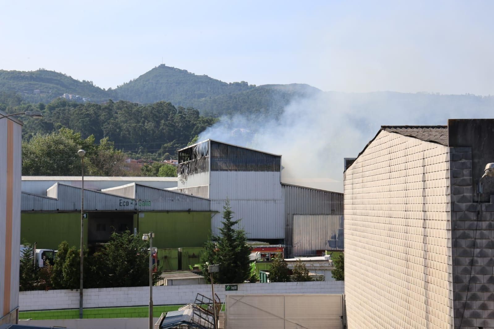 Un importante incendio en el polígono de Caramuxo afecta a una nave de reciclaje