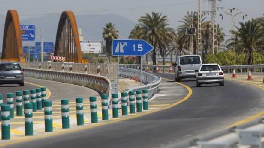 Puente sobre el Carraixet de los carriles de salida del «nuevo acceso al puerto» que se inauguró el 20 de mayo de 2011.