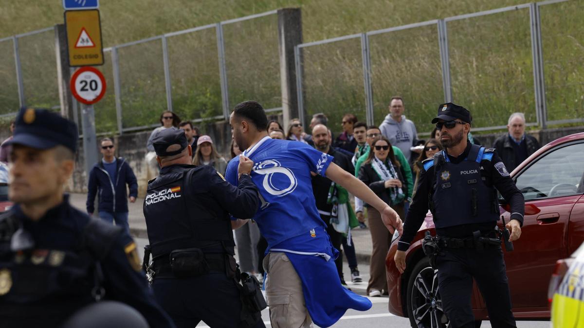 La policía separa a un aficiondo del Oviedo