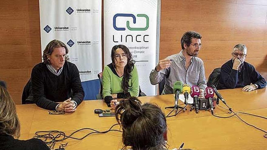 Los representantes del LINCC en la rueda de prensa.