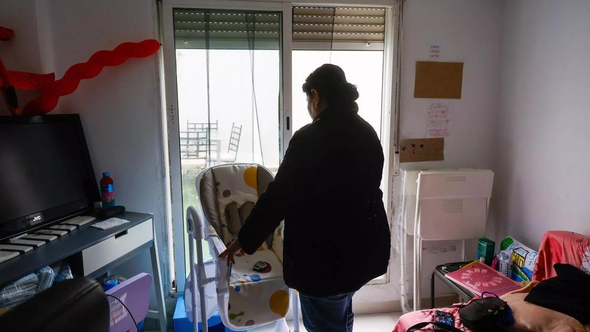 Una empleada doméstica en su hogar, en una fotografía de archivo.