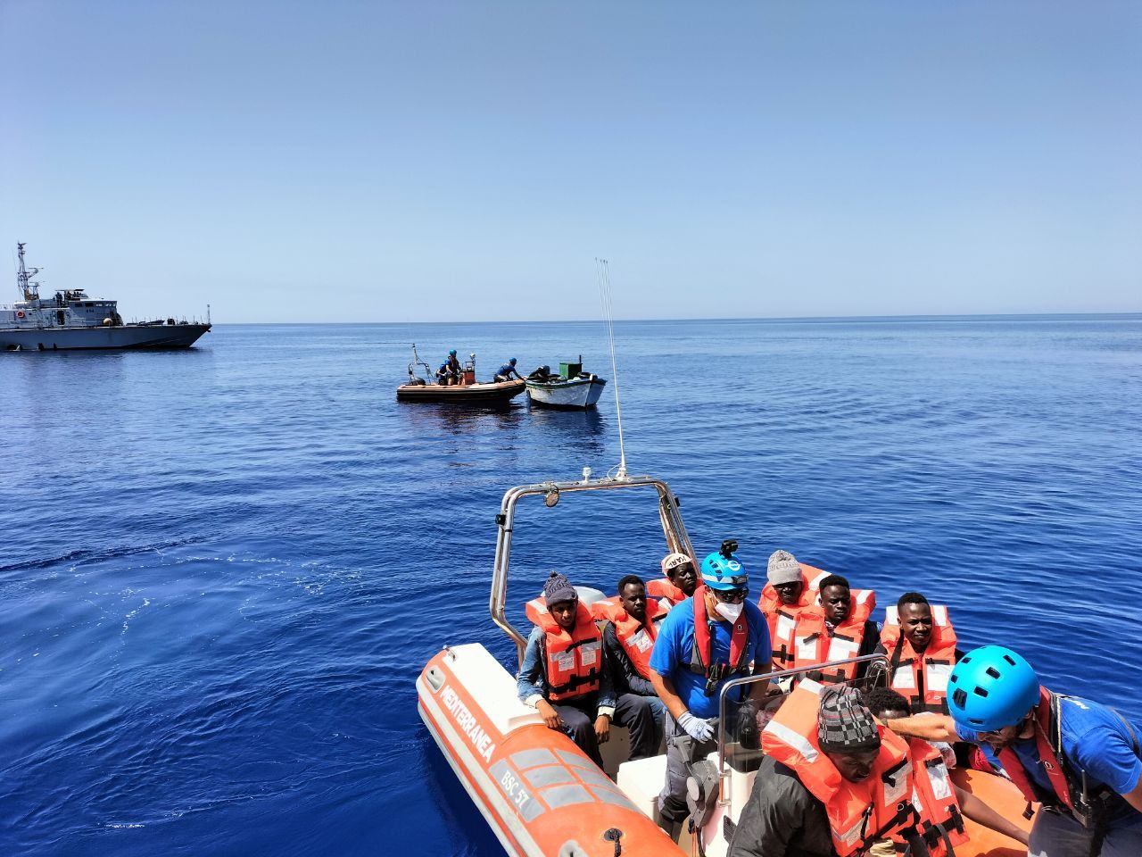 Llegan a Lampedusa 281 migrantes y 336 esperan un puerto en barcos de ONG