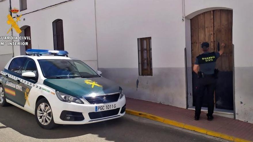 Un agente de la Guardia Civil en el domicilio donde ocurrió el robo.