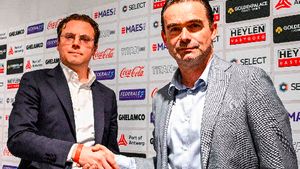Marc Overmars fitxa per l’Anvers després que l’Ajax el fes fora per assetjament sexual