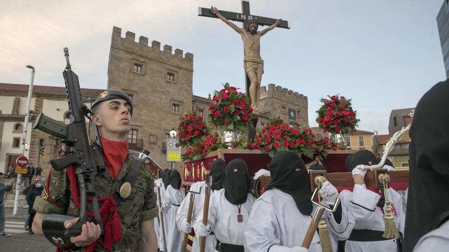 EN IMÁGENES: Gijón arropa al Cristo de los Mártires en su regreso a las calles