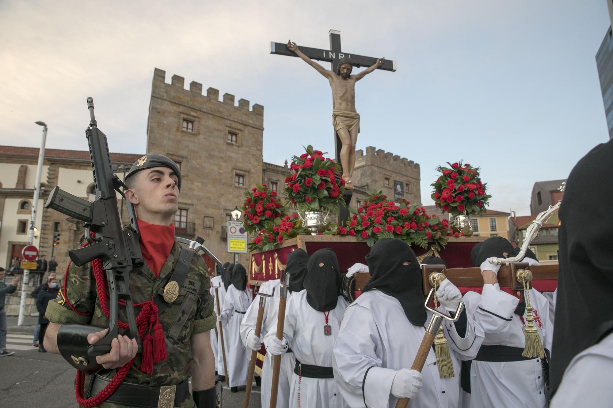 EN IMÁGENES: Gijón arropa al Cristo de los Mártires en su regreso a las calles