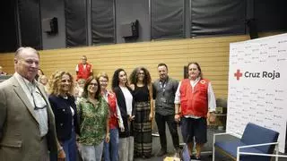 La Cruz Roja refuerza el programa de apoyo a los pacientes de su hospital de Gijón con la apertura de una biblioteca: "Está mejorando su bienestar"