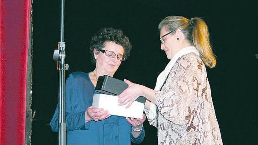 Gene Fernández, a la izquierda, recogiendo el premio, ayer, en el Prendes, de manos de una integrante del jurado.