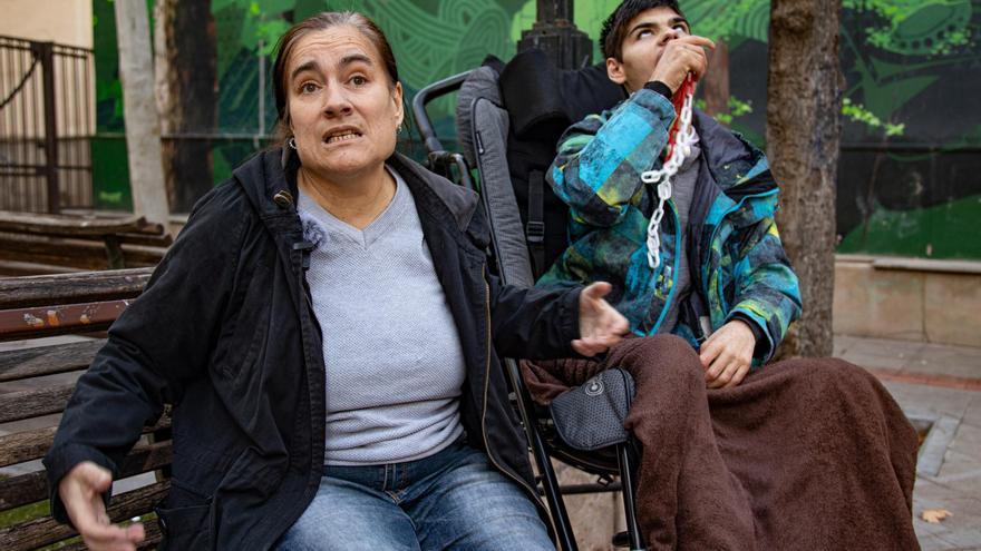 Los padres de un joven gran dependiente urgen al Consell su ingreso en un centro especializado