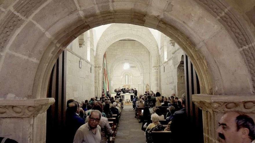 El público llena la iglesia de Santa Marta de Tera para ver la luz equinoccial y el encuentro de corales