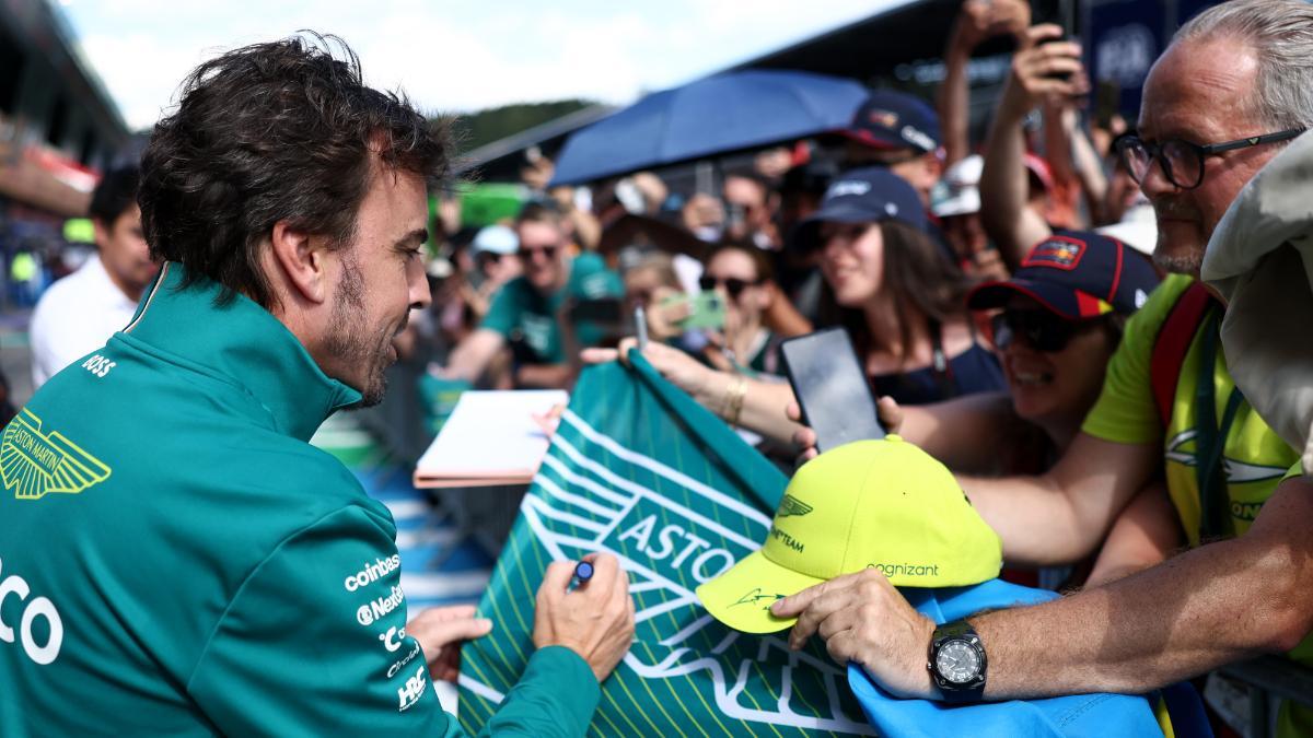 Fernando Alonso, con sus fans en Austria