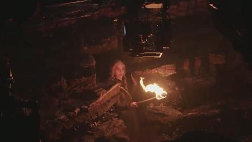 Daenerys explorando una oscura cueva.