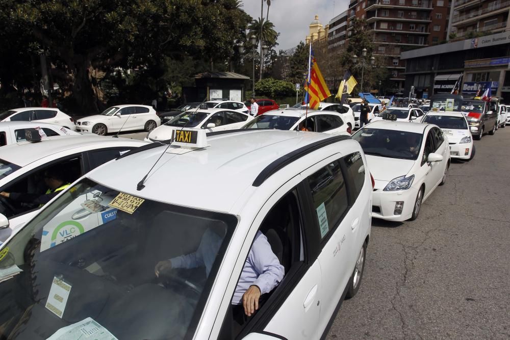 Los taxistas marchan contra los coches con conductor