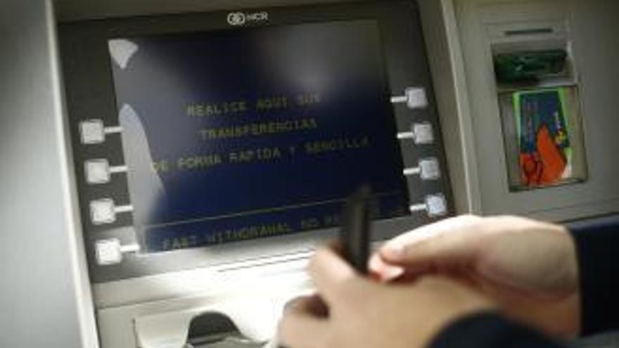 Tima 2.140 euros a una mujer al hacerse pasar por empleado de un banco