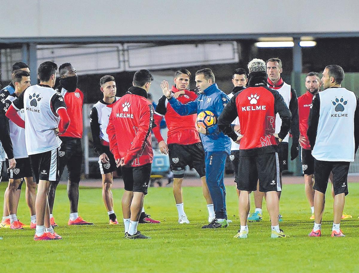 Rubén Baraja durante su etapa de entrenador en el Rayo Vallecano