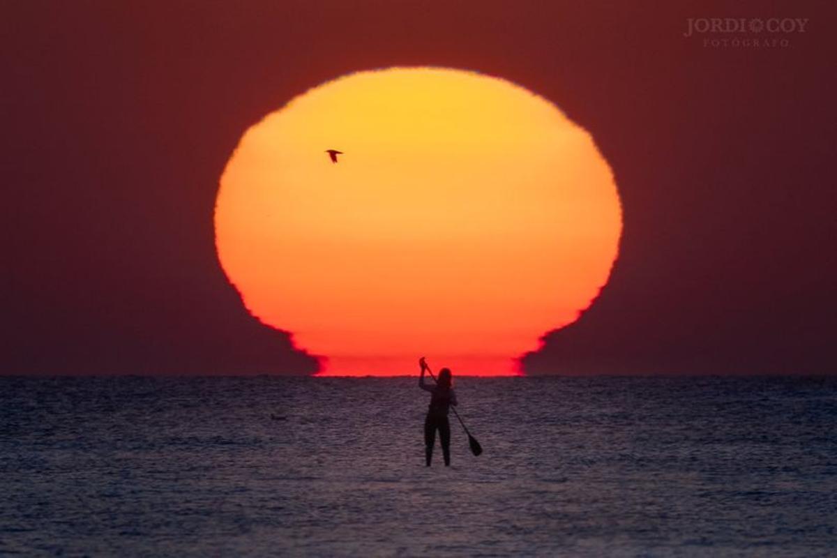 El amanecer en la playa ilicitana de los Arenales del Sol.