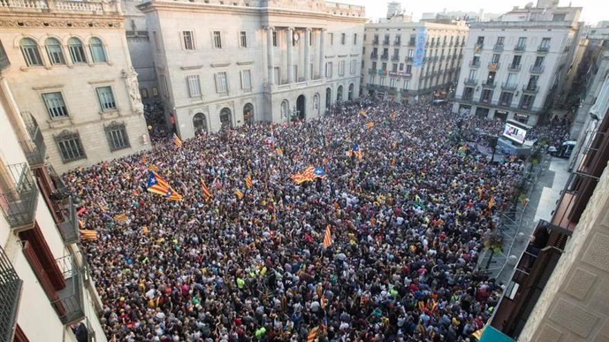 Miles de personas celebran la declaración de independencia en la plaza de Sant Jaume