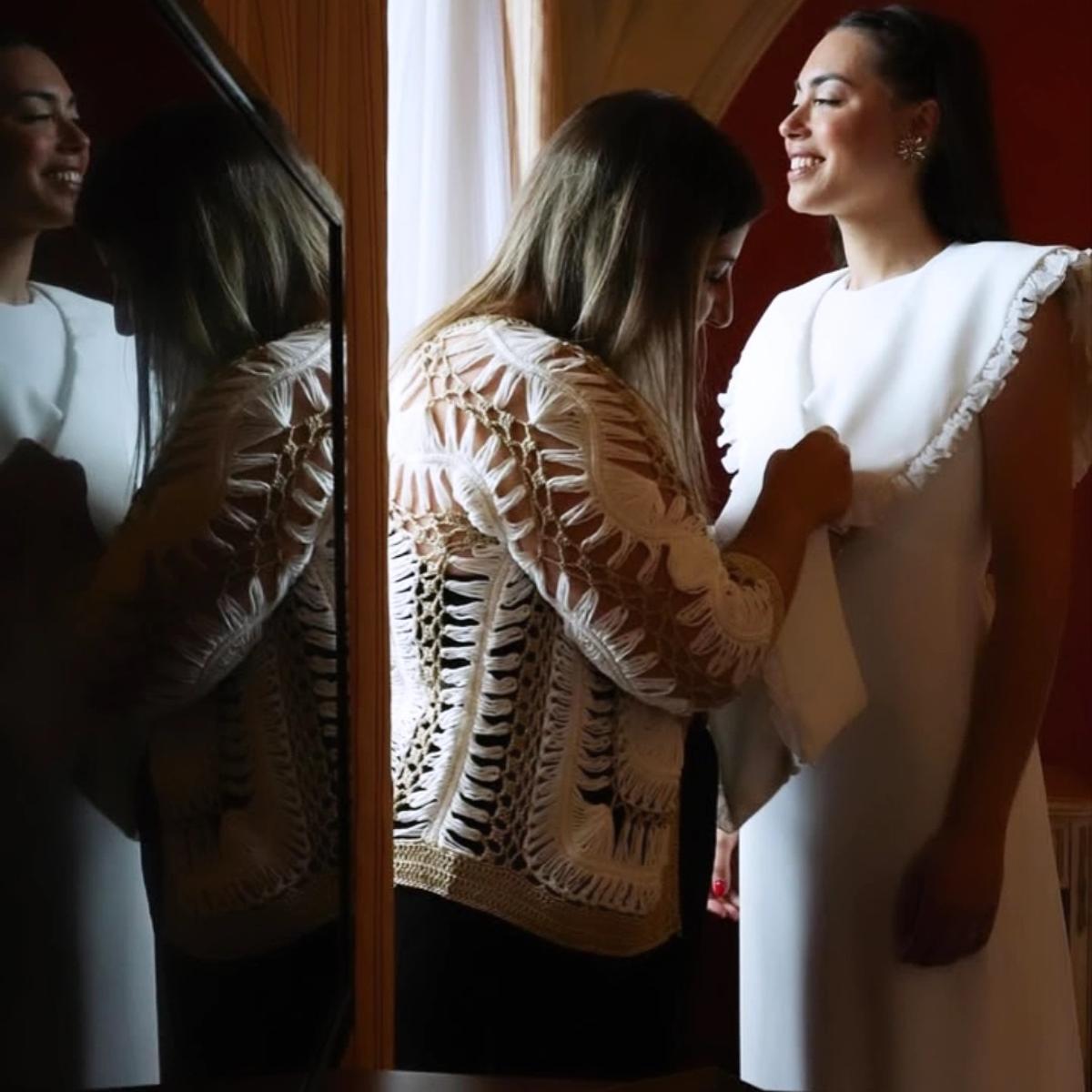 La diseñadora Patricia Zaragoza trabaja en el traje de novia de Sheila García, también con fuerte influencia del traje tradicional asturiano. Fotografía realizada por Javier  Granda.