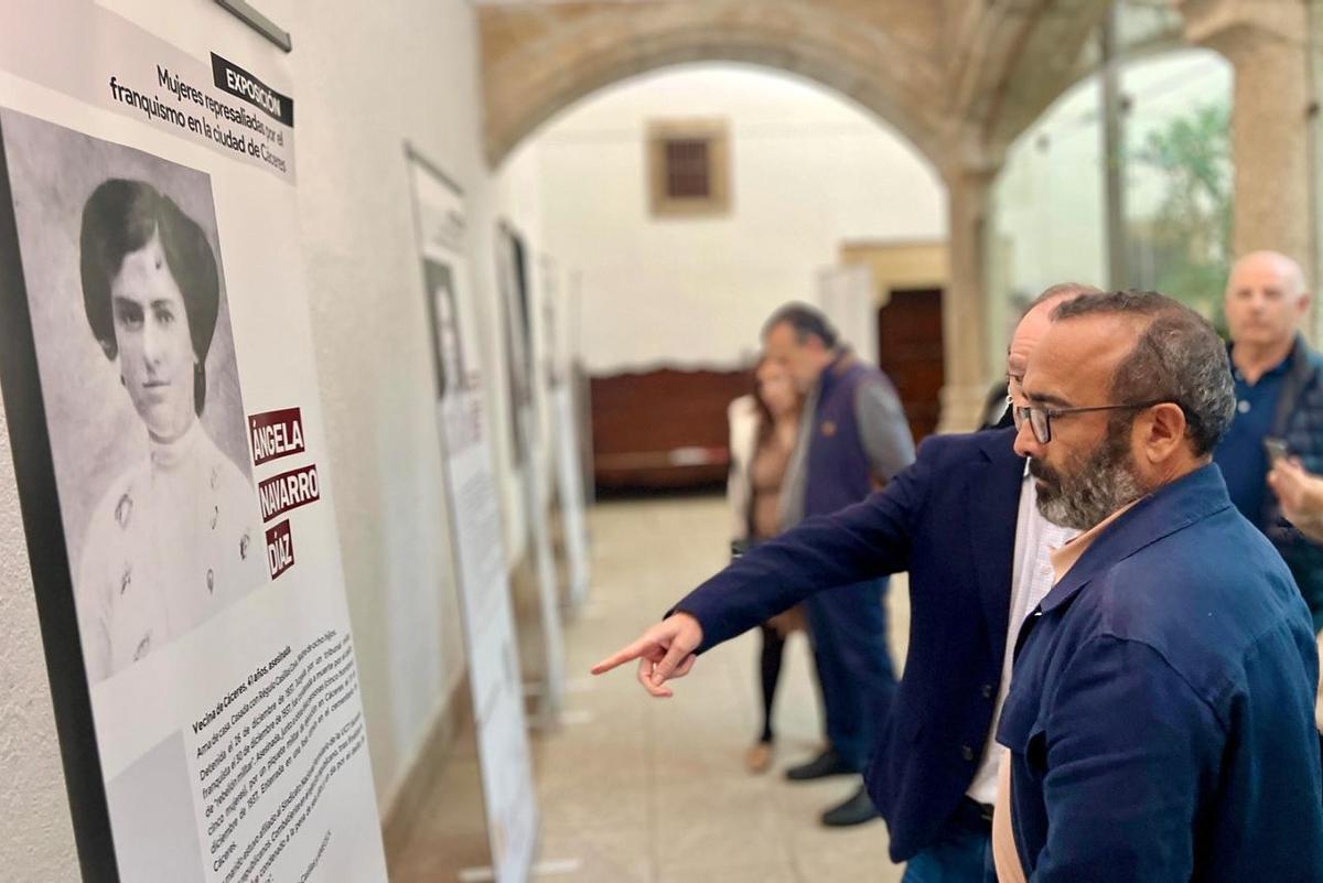 Visita de Miguel Ángel Morales a la Exposición Mujeres Represaliadas.