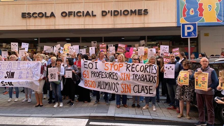 La Escuela de Idiomas de Alicante protestan por los recortes de clases presenciales el próximo curso