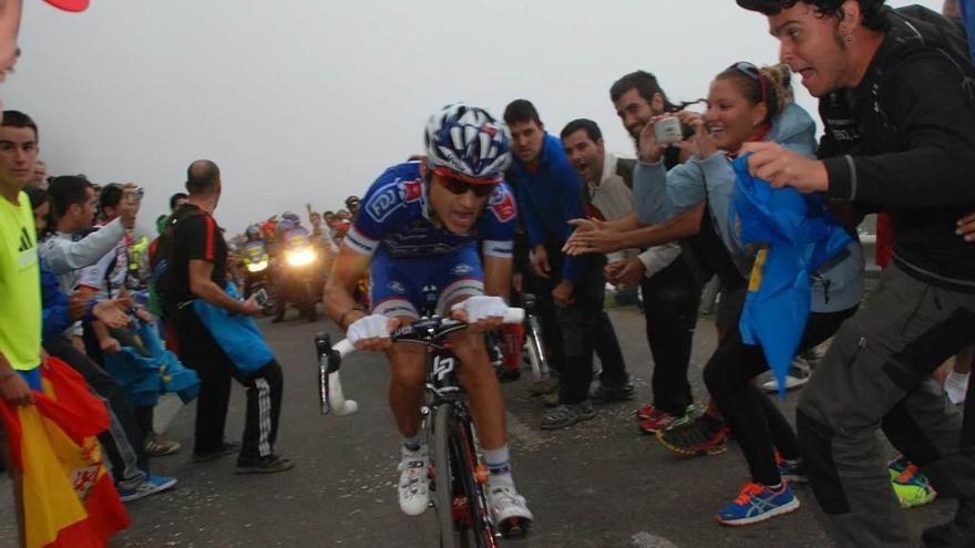 El francés Kenny Elissonde asciende el Angliru, donde ganó en el última subida de la Vuelta a España a la cima riosana, en 2013.