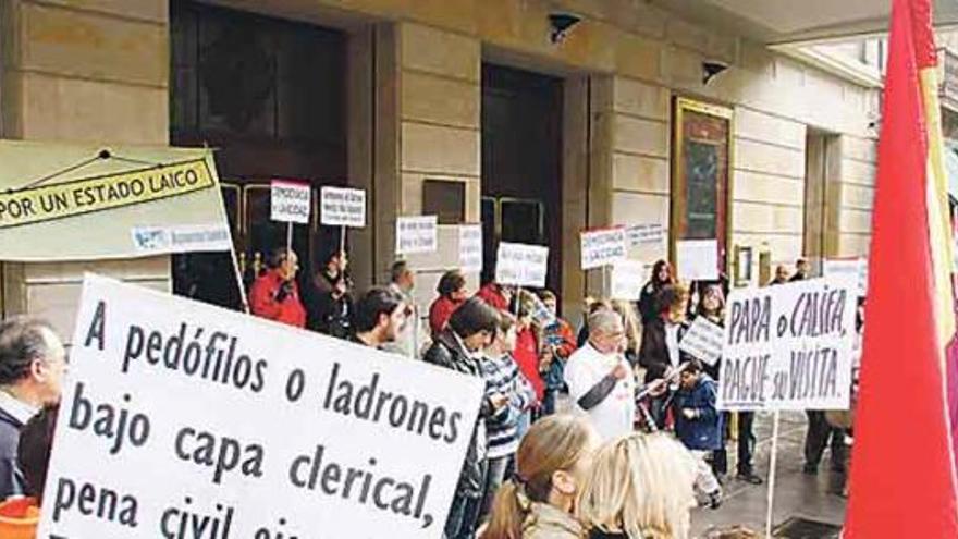 Gijón se sumó a las concentraciones públicas contra la visita del Papa