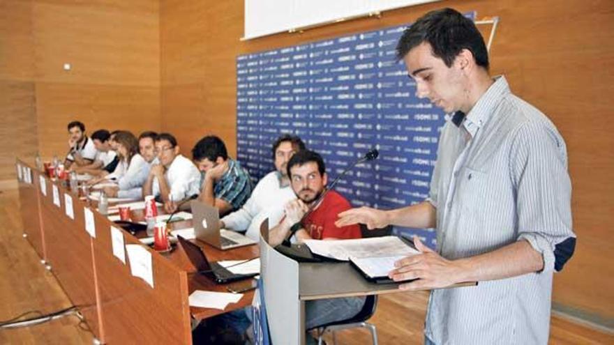 Àlvar Moreno moderó el debate entre los nueve representantes políticos.