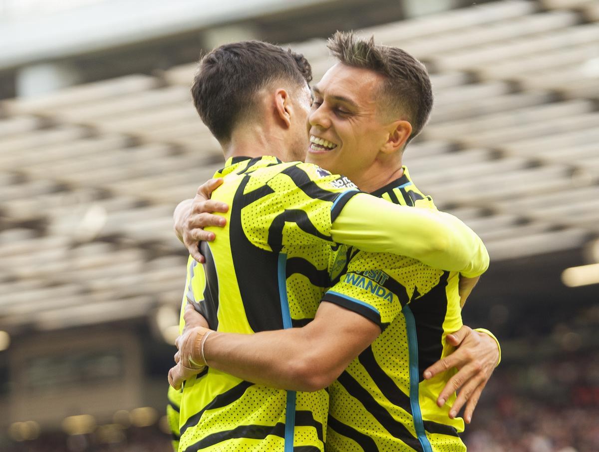 Havertz y Trossard celebran el gol del Arsenal