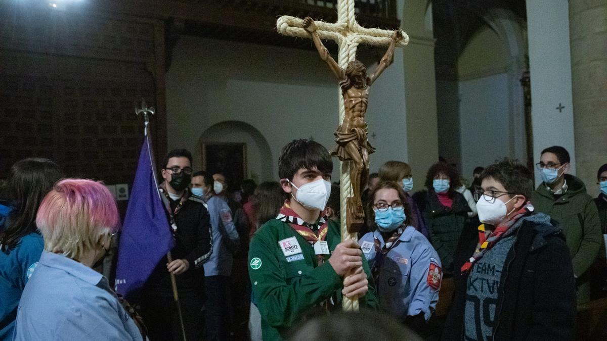 Jóvenes participando en la eucaristía.