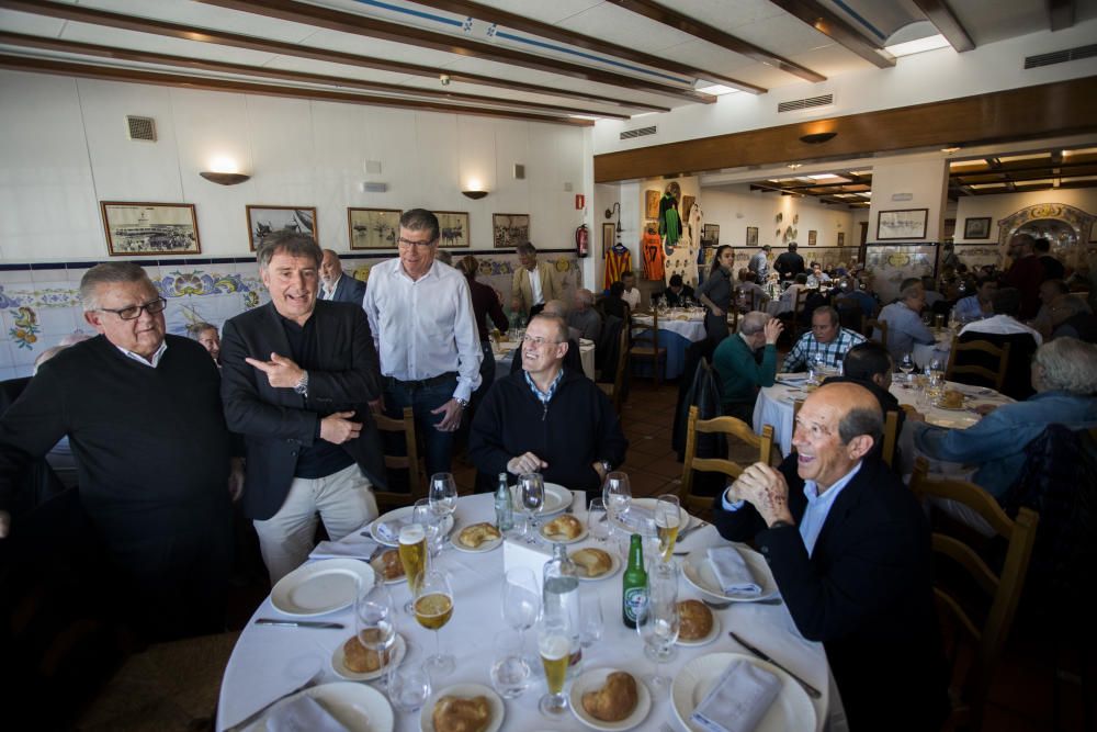 El empresario Pepe Barberá organizó ayer una comida por el Centenario del Valencia con más de 100 exjugadores y exdirectivos de distintas generaciones: Saura, Roberto Gil, los hermanos Claramunt, Forment, Tatono, Paquito, Zigic, Carboni... (en la imagen, Juan Sánchez saluda a Juan Martín Queralt ante Bartual y Llorente).