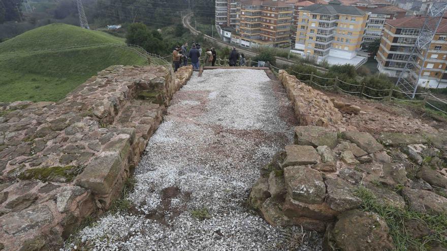 Patrimonio destaca el “valor arqueológico y simbólico” del castillo de Gauzón para ser BIC