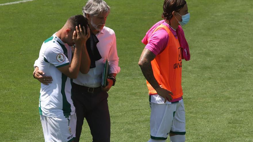 Alfaro consuela a Willy al final del partido entre el Córdoba CF y el Cádiz B.