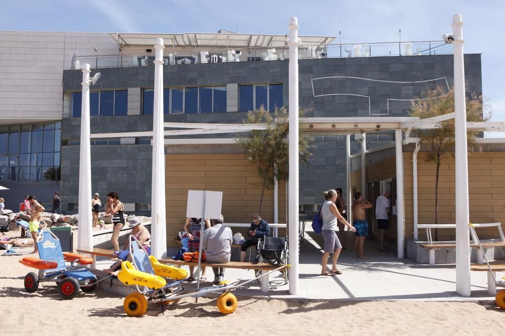 Servicio de baños en la playa de Poniente para personas con discapacidad